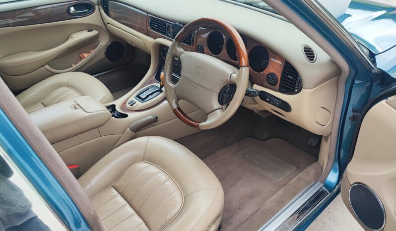 
Jaguar XJ8 2001 full									