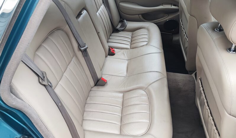 
Jaguar XJ8 2001 full									