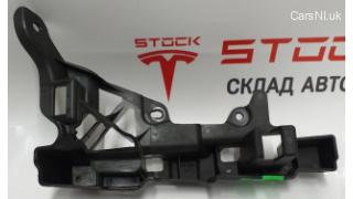 14 C-pillar trim bracket upper right damaged Tesla model X 1056085-00-