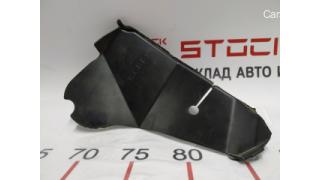 7 Trunk lid water collector partition right Tesla model X 1060447-00-B