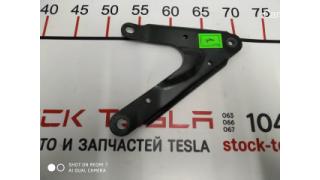 4 Subframe mounting bracket left Tesla model S 6008489-00-B