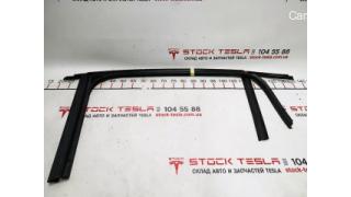 21 Sealing glass and window vents rear right door Tesla model X 103227