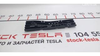 16 Drain tube mounting bracket right side Tesla model S, model S REST 