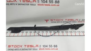 2 Trunk lid door trim right (under pressure sensor) Tesla model X 1042