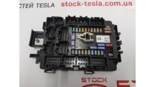 26 Fuse box Tesla model S REST 1034409-00-B