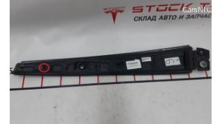 12 B-pillar trim left outer left (glass) with damage Tesla model X 109