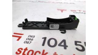 9 Bracket,FR, DR, E RELEASE ACTUATOR, RIGHT HAND Tesla model X 1115333