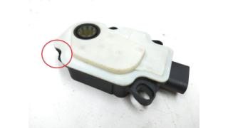 4 Ventilation grill opening control module (side eyelets) with damage 