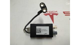 1 Antenna amplifier left Tesla model X 1448944-00-C